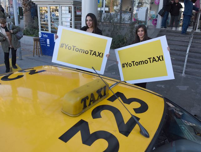 Marketing. Ahora los taxistas usan promotoras para tratar de impactar con su mensaje a los mendocinos. Foto: Horacio Altamirano / Diario UNO. Marketing. Ahora los taxistas usan promotoras para tratar de impactar con su mensaje a los mendocinos. Foto: Horacio Altamirano / Diario UNO.