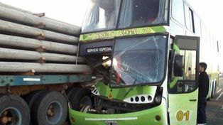 Un colectivo y un camión chocaron en la autopista Santa Fe - Rosario