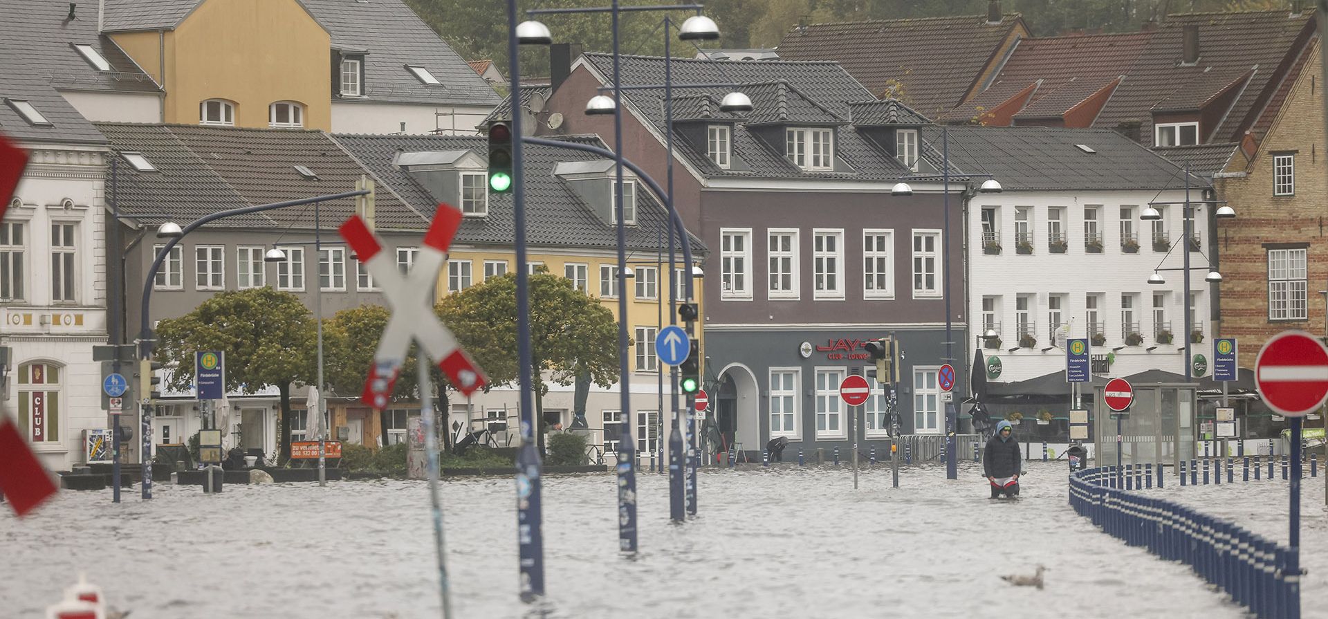 El agua inundó una calle en el centro de la ciudad de Flensburg, Alemania, el viernes 20 de octubre de 2023. Una poderosa tormenta empuja el agua del Mar Báltico hacia la costa y provoca inundaciones en Schleswig-Holstein. En Flensburgo podría ser la mayor marejada ciclónica en 100 años. (Frank Molter/dpa vía AP) El agua inundó una calle en el centro de la ciudad de Flensburg, Alemania, el viernes 20 de octubre de 2023. Una poderosa tormenta empuja el agua del Mar Báltico hacia la costa y provoca inundaciones en Schleswig-Holstein. En Flensburgo podría ser la mayor marejada ciclónica en 100 años. (Frank Molter/dpa vía AP)