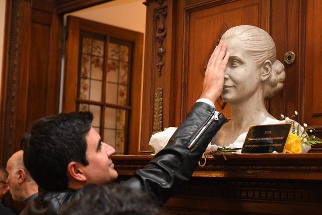 Esa mujer. El diputado Eduardo Toniolli y el busto de Evita que donó Chela Pazos.