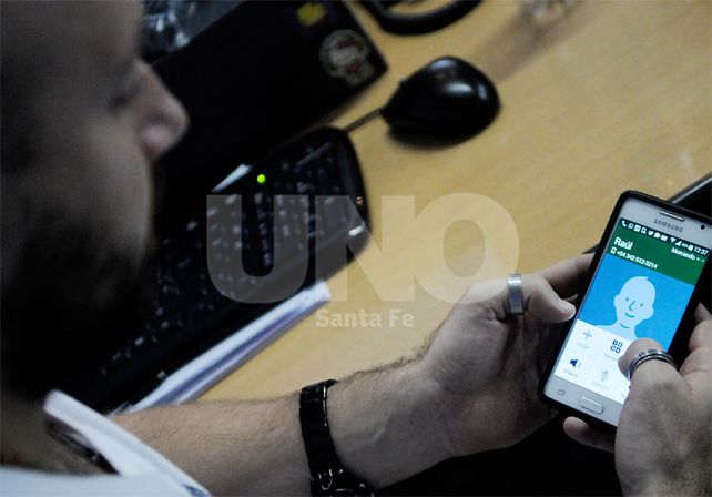 Suplicio. Llamar por celular en la Argentina se ha convertido en un desafío en los últimos años / Foto: Manuel Testi - Uno Santa Fe