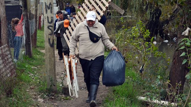 Evacuados. Más familias entrerrianas debieron abandonar sus hogares; ayer sumaban 51.
