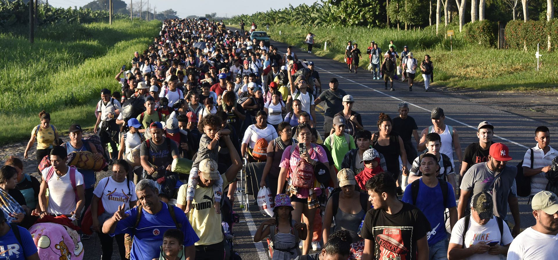 Migrantes avanzan a pie por la autovía a la altura de Suchiate, en el estado de Chiapas, en el sur de México, el 21 de julio de 2024, durante su marcha hacia la frontera con Estados Unidos, en el norte del país. (AP Foto/Edgar H. Clemente, archivo) Migrantes avanzan a pie por la autovía a la altura de Suchiate, en el estado de Chiapas, en el sur de México, el 21 de julio de 2024, durante su marcha hacia la frontera con Estados Unidos, en el norte del país. (AP Foto/Edgar H. Clemente, archivo)