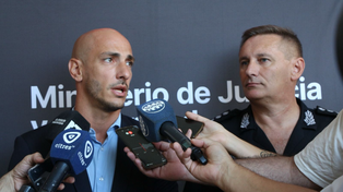 El funcionario del Ministerio de Justicia y Seguridad Esteban Santantino y el jefe de la Unidad Regional II , director general Daniel Acosta, en la conferencia de este lunes.&nbsp;