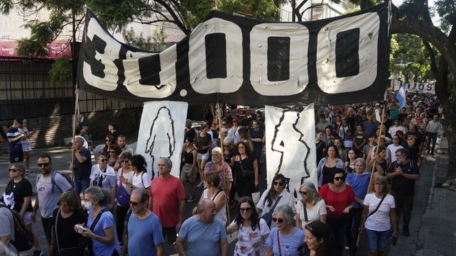 Masiva marcha en Rosario a 48 años del golpe cívico militar.
