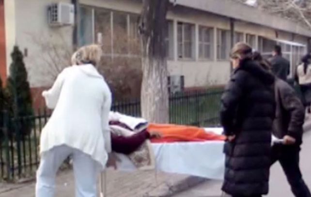 Oliver Ilic es trasladado de urgencia al hospital debido a la hemorragia sufrida.