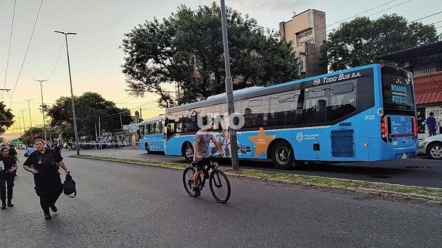 Conmoción en Rosario: balearon de gravedad a un chofer de la línea K en barrio Belgrano