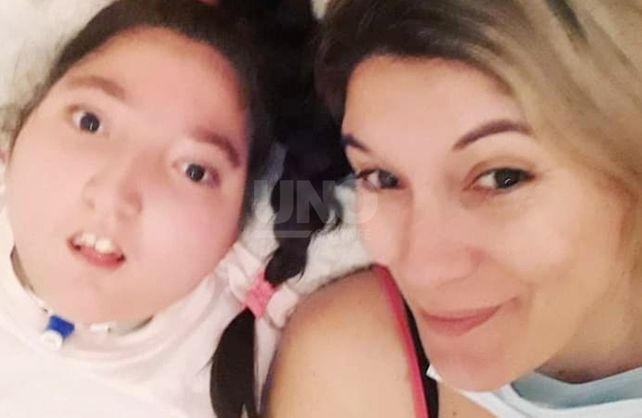 Laura Acosta junto a su hija Narella de 12 años.