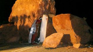 Una roca aplast&oacute; un auto y mat&oacute; a cuatro integrantes de una familia