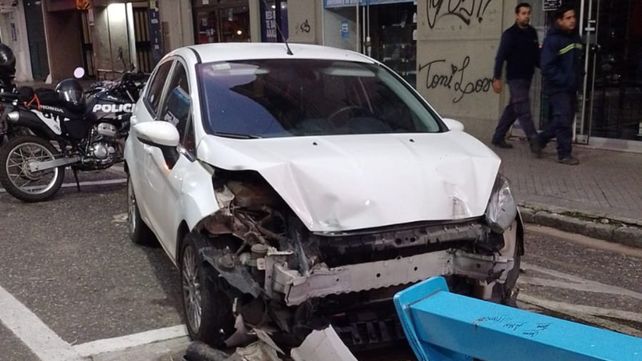 El Ford Fiesta quedó destrozado por el choque.