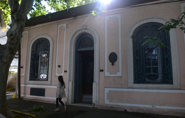 El edificio de Pichincha 68 bis tiene el frente pintado de rosa y en el interior conserva su arquitectura original