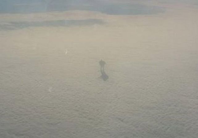 Viajaba en avión y fotografió la imagen de un supuesto humanoide caminando sobre nubes