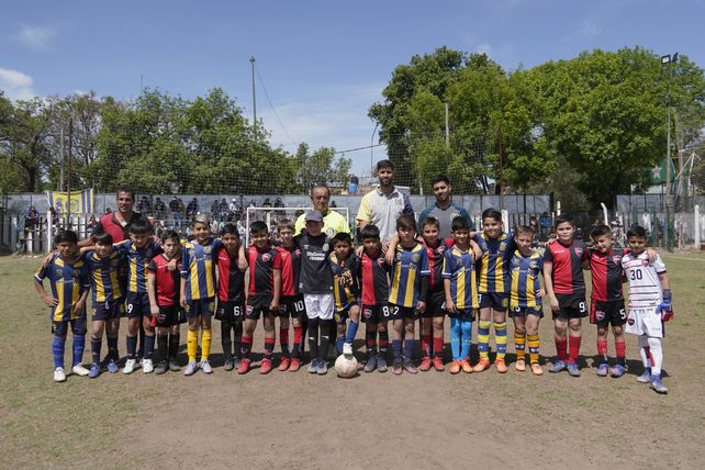 Los pibes de Newells y Central se abrazaron antes de uno de los partidos de la jornada