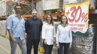 Emiliano Caisso, Diego Trapasso, Inés Villavicencio y Nadia Montes frente a unos de los carteles de la campaña creada por la agencia.