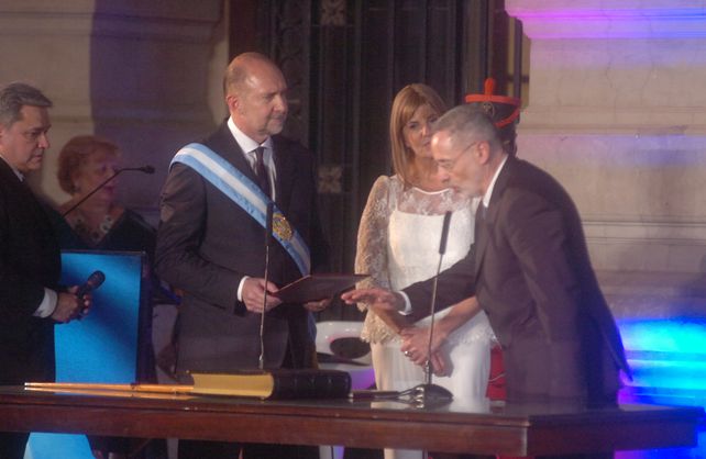 Omar Perotti le tomó juramento a sus ministros