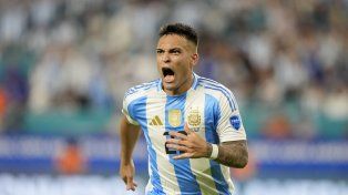 Indomable. Lautaro marcó dos goles ante Perú.