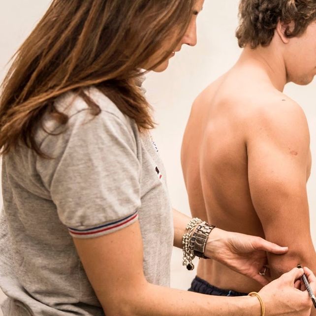 Tomando las medidas antropom&eacute;tricas a los jugadores de diversos seleccionados.