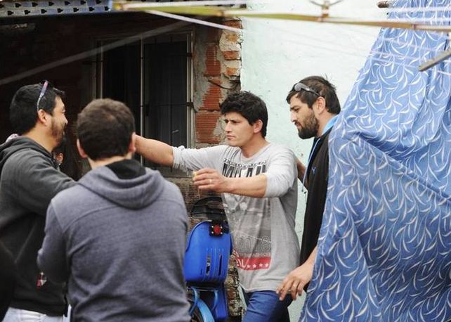 Reencuentro. Billy Oyarzún saluda a sus amigos. Fue a su negocio a reacondicionarlo para abrir el lunes.