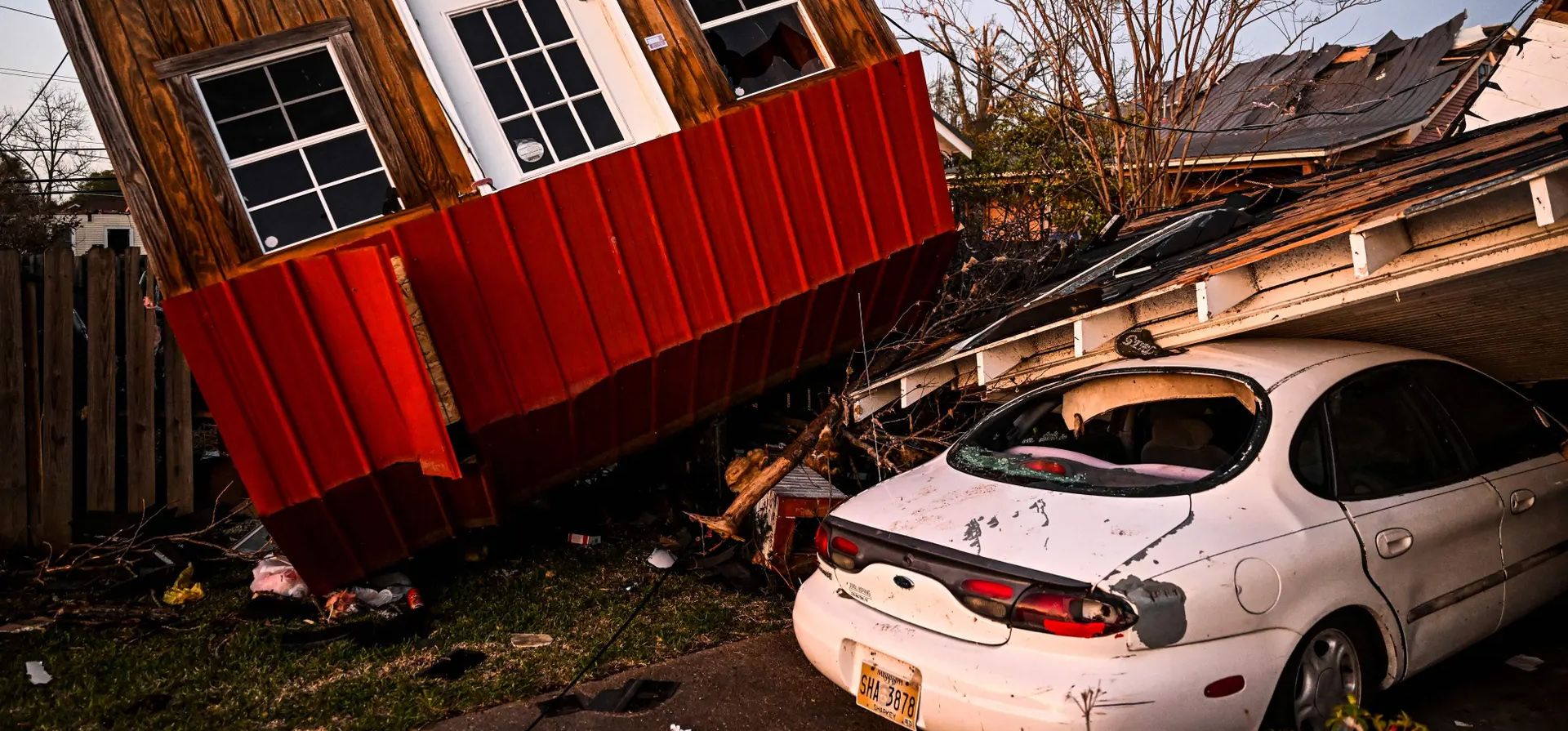 Los restos de una casa y un automóvil en ruinas en Rolling Fork después de que un tornado arrasara el estado del sur de Estados Unidos, Misisipi. Fotografía: Chandan Khanna/AFP/Getty Images