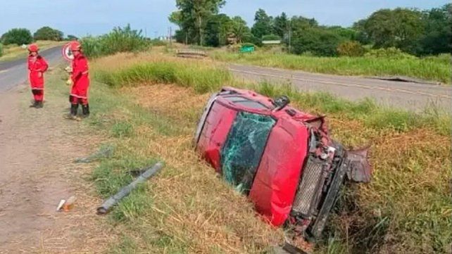 Una camioneta cayó a una zanja tras un despiste en la ruta 18.&nbsp;