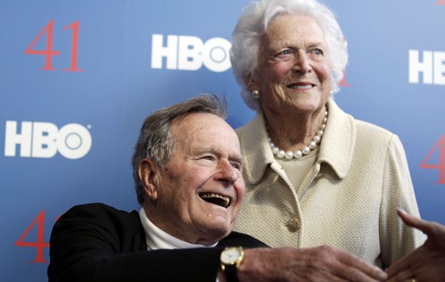 Una imagen de junio pasado de Bush junto a su mujer
