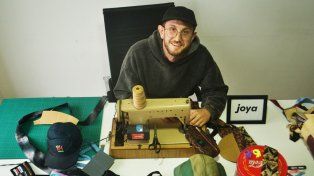 Agustín Ceres fundó Archivo Joya, su marca de accesorios que fabrica a partir del reciclado de telas.