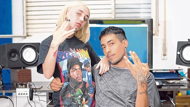 en el estudio. Nicki Nicole junto al productor Gonzalo Ferreyra en los estudios donde grab&oacute; sus hits internacionales.&nbsp;