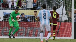 El insólito penal que Romero le atajó a Seijas, que quiso picar la pelota