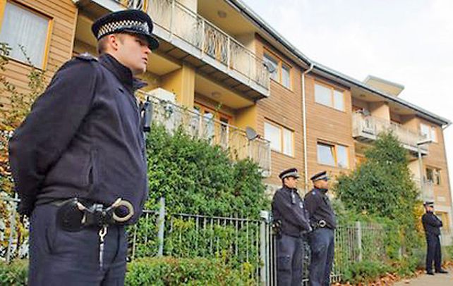 La casa del horror. La policía hace peritajes en el barrio de Lambeth.