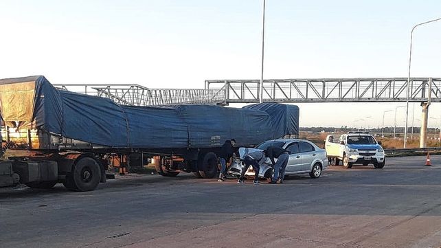 Federación: un auto chocó con un camión parado en la rotonda