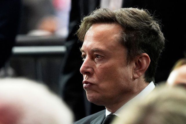 Allanaron oficinas de Elon Musk en París por imágenes sexualizadas generadas con IA