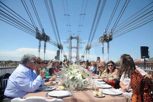 El Puente Colgante se transformó por primera vez en un comedor a favor de la solidaridad