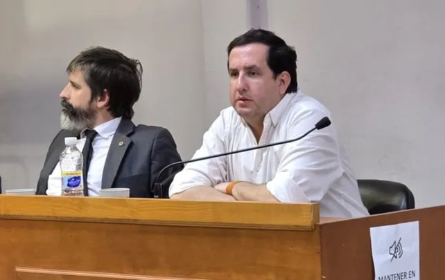 El concejal Córdoba (derecha) junto a su abogado en la sala donde enfrentó el juicio.