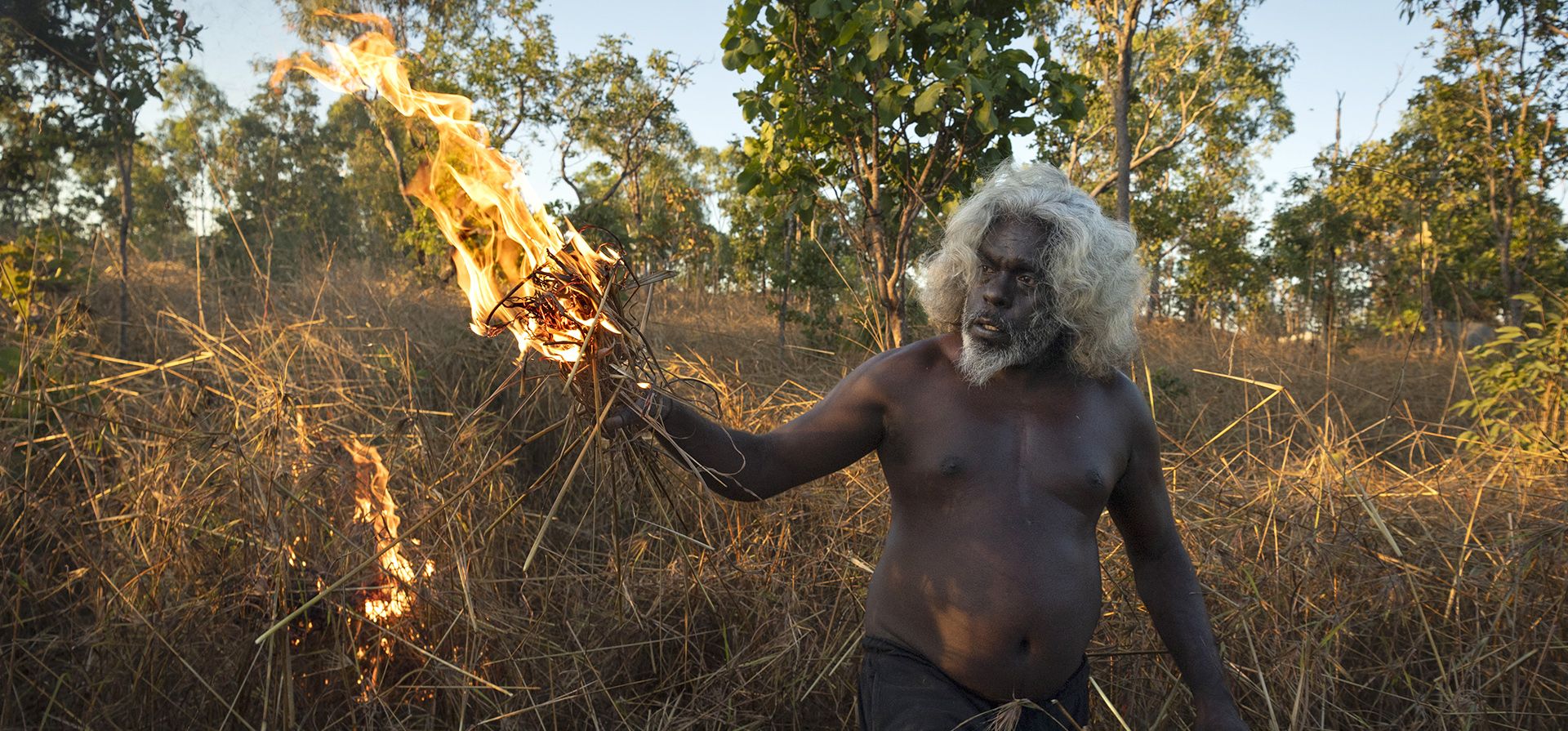 Imagen ganadora del premio World Press Photo Story Of The Year de Matthew Abbott para National Geographic Magazine/Panos Pictures, titulada Saving Forests With Fire, muestra al anciano de Nawarddeken, Conrad Maralngurra, quemando pasto para proteger a la comunidad de Mamadawerre de los últimos temporada de