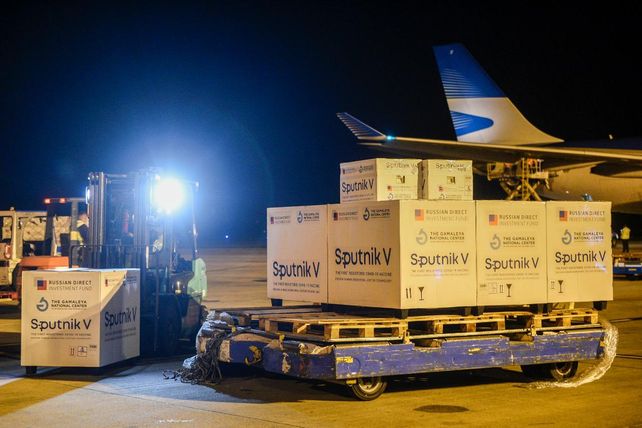 EZEIZA. Uno de los vuelos llegados a nuestro país con la vacuna rusa.