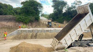 La obra de construcción y pavimentación con hormigón del ingreso para el tránsito pesado a Pueblo Brugo tiene un avance del 86%&nbsp;