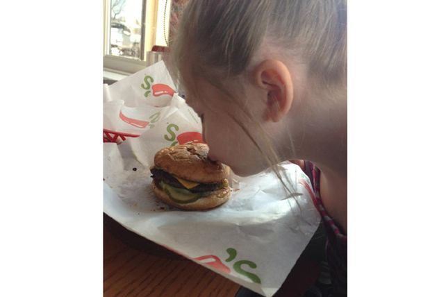 Una niña autista, una hamburguesa y una conmovedora historia