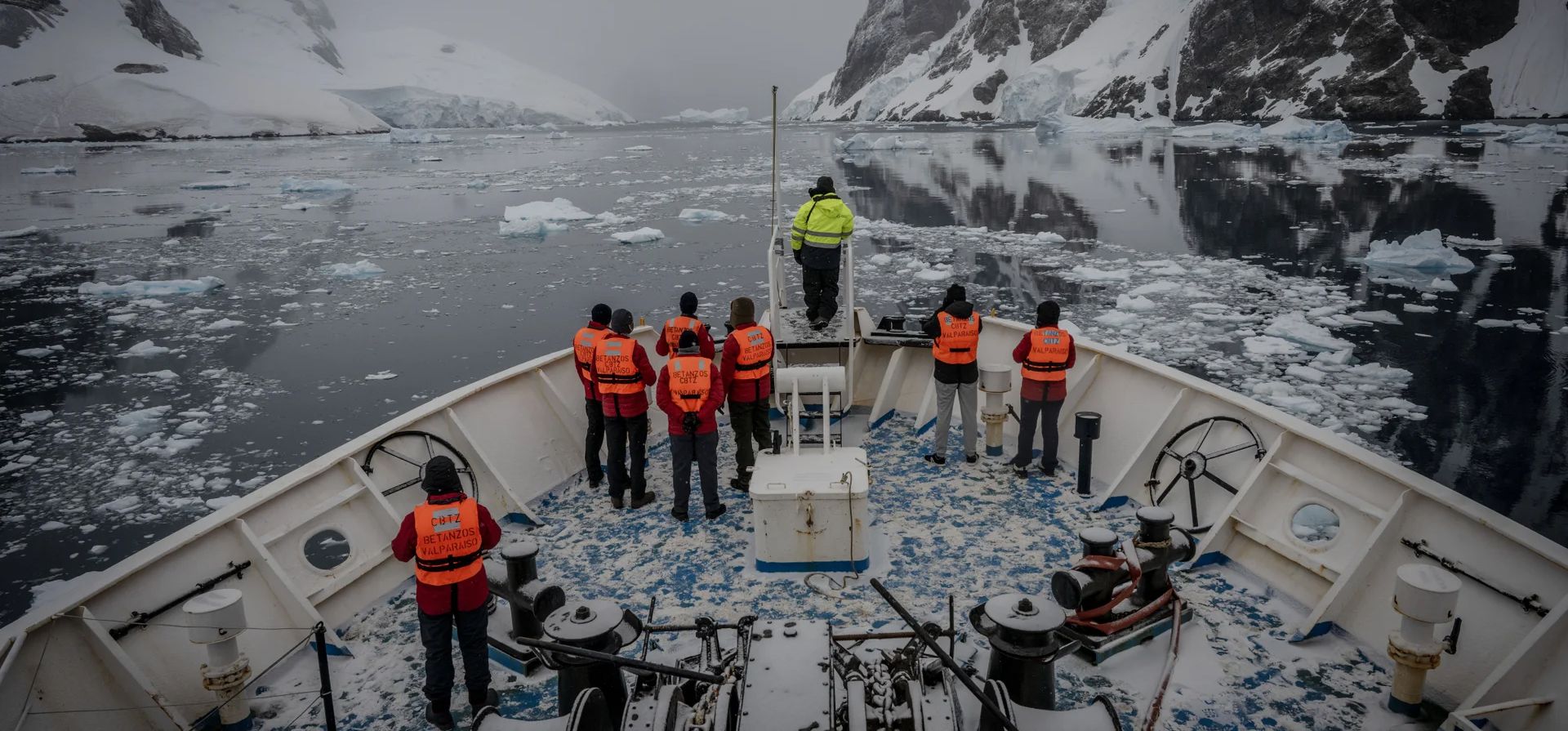 El 9º equipo nacional de expedición científica antártica en su viaje desde la isla Rey Jorge a través del canal Le Maire, el estrecho de Penola y el canal Grandidier hasta la isla Dismal, Isla Adelaida, Antártida. Fotografía: Sebnem Coskun/Anadolu/Getty Images El 9º equipo nacional de expedición científica antártica en su viaje desde la isla Rey Jorge a través del canal Le Maire, el estrecho de Penola y el canal Grandidier hasta la isla Dismal, Isla Adelaida, Antártida. Fotografía: Sebnem Coskun/Anadolu/Getty Images