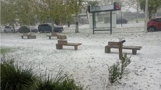 El granizo en Funes pintó la ciudad de blanco