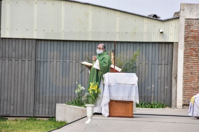 Cura dio misa al aire libre sin autorización de la comuna