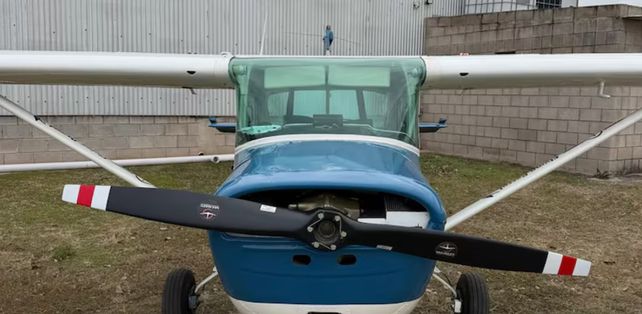 El piloto murió tras caer desde una avioneta en pleno vuelo mientras realizaba una práctica junto a una alumna. La joven pudo aterrizar la aeronave