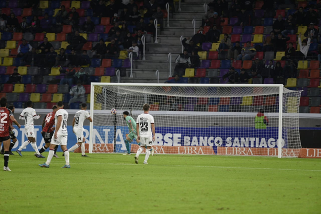 Newells hizo figura al arquero Matías Mansilla, pero perdió 2 a 0 ante Central Córdoba