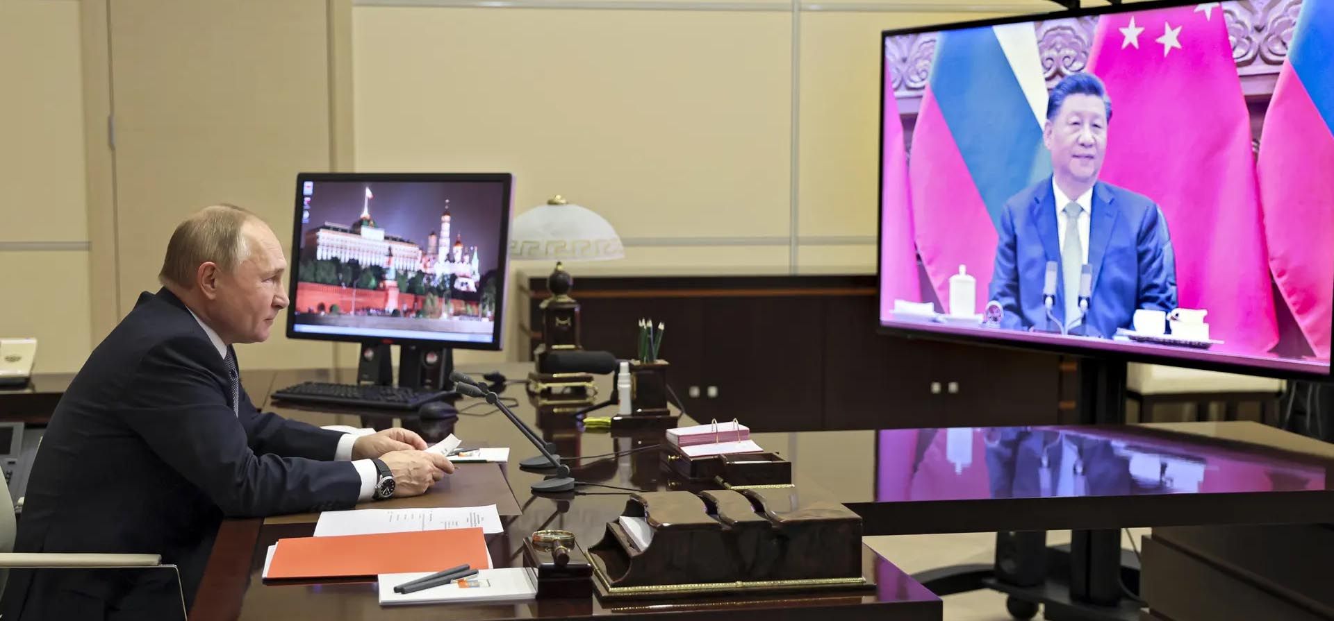 Vladimir Putin habla con Xi Jinping a través de una videoconferencia en la residencia Novo-Ogaryovo. El presidente ruso cuenta con el apoyo de Xi en su impulso por las garantías de seguridad occidentales en la expansión de la OTAN hacia el este, dijo el Kremlin después de la cumbre virtual. Foto: AP