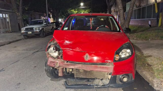El conductor del renault sandero chocó a una pareja que circulaba en moto y huyó.&nbsp;