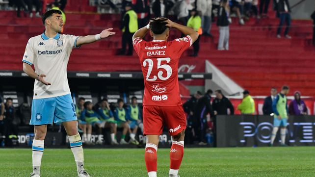 El lamento del jugador de Huracán ante el colega de Racing. En el Ducó hubo un guiño a Newells