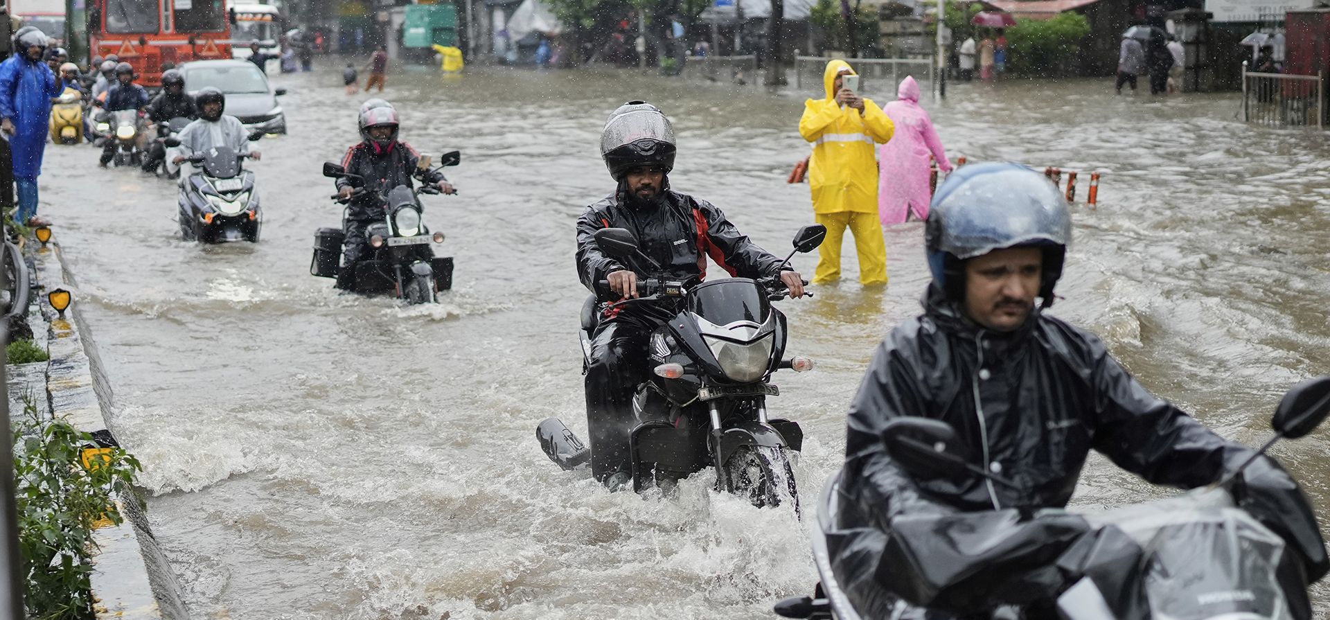 Personas conducen sus motocicletas por una calle inundada durante una intensa lluvia en Mumbai, India, el lunes 18 de agosto de 2025. (Foto AP/Rajanish Kakade) Personas conducen sus motocicletas por una calle inundada durante una intensa lluvia en Mumbai, India, el lunes 18 de agosto de 2025. (Foto AP/Rajanish Kakade)