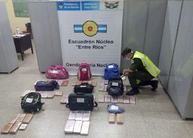 En el buche. Los bolsos estaban en el portaequipajes sobre los asientos.