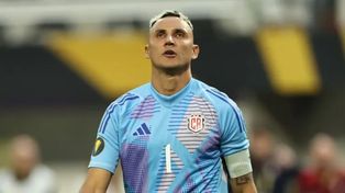 Keylor Navas arribó este viernes a Rosario y se puso a disposición de Cristian Fabbiani.