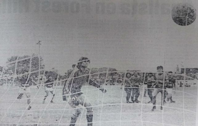 El Trinche Carlovich y la foto del último golazo para Central Córdoba.