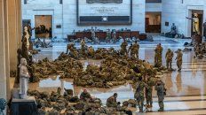 Una escena jama´s vista. Cientos de soldados ocupan uno de los amplios espacios del edificio del Capitolio en Washington. Una escena jama´s vista. Cientos de soldados ocupan uno de los amplios espacios del edificio del Capitolio en Washington.